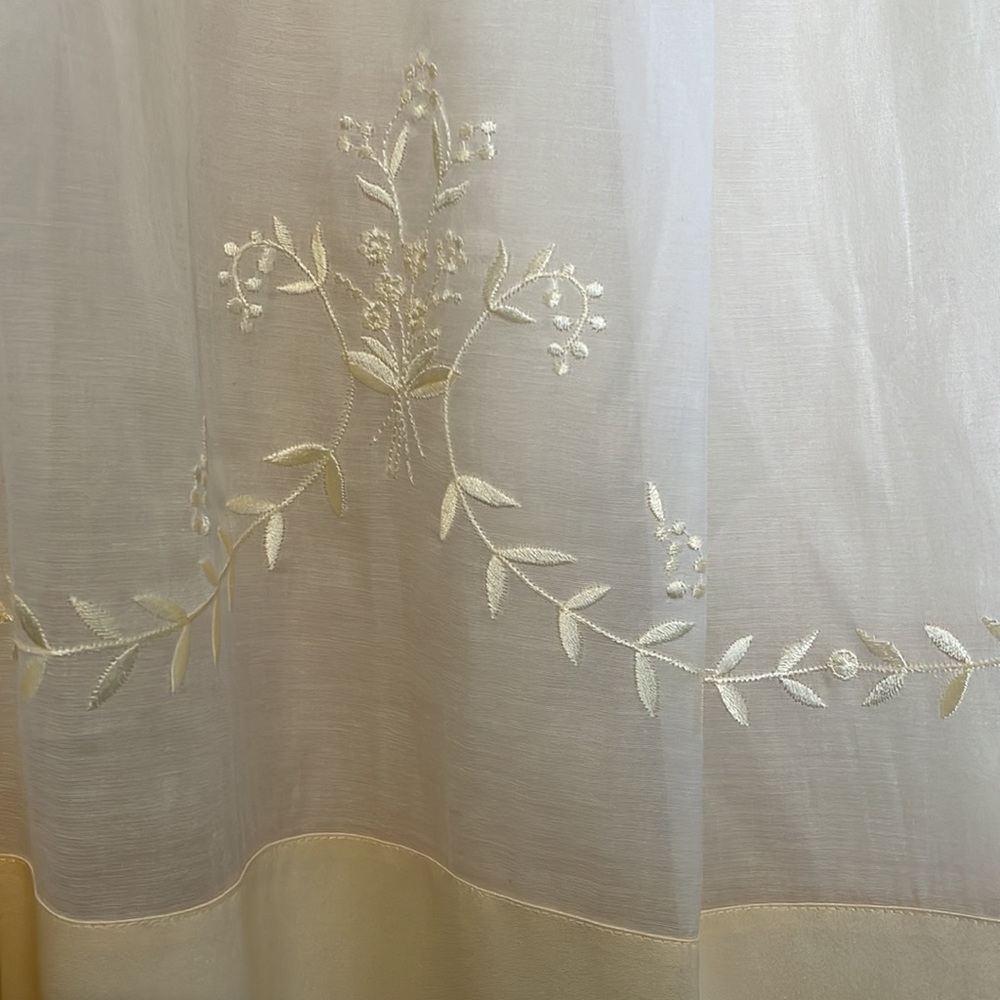 Beautiful Ann Taylor mid skirt. The skirt is lined and has silk embroidered. - Picture 2 of 5